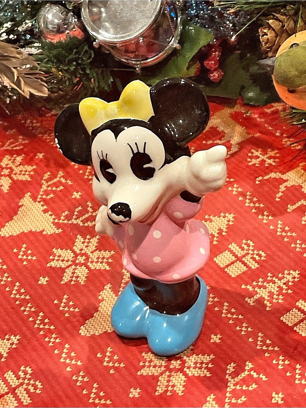 Shelf 2-MINNIE MOUSE-JAPAN-WALT DISNEY-UNUSUAL SMILE? 4 in tall - Picture 3 of 5